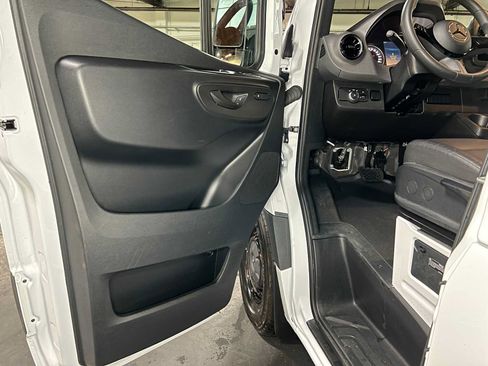 Used 2025 Mercedes-Benz Sprinter 2500 image 19