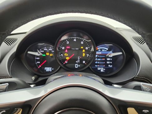 Used 2022 Porsche 718 Boxster RWD image 9