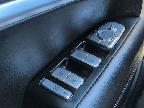 Used 2023 Genesis G70 2.0T image 23