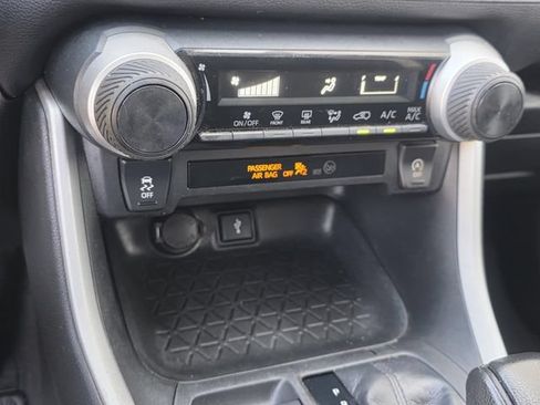 Used 2021 Toyota RAV4 LE AWD/4WD image 17