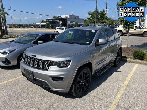 Used 2018 Jeep Grand Cherokee Altitude AWD/4WD image 2