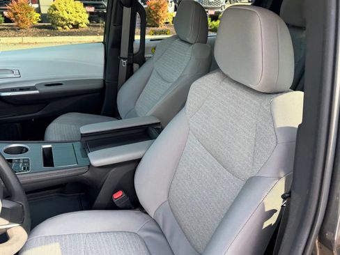 Used 2025 Toyota Sienna LE w/ LE Plus Package FWD image 14