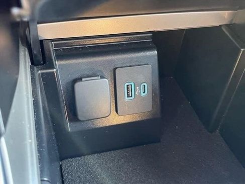 Used 2023 Ford Explorer Limited image 15