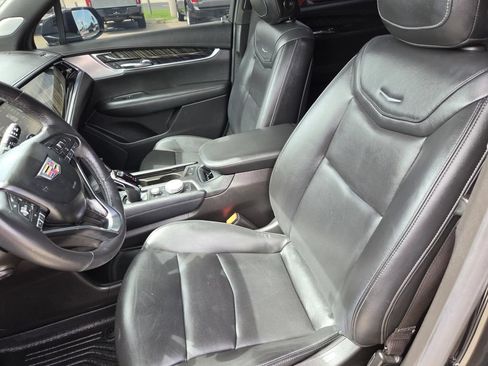 Used 2023 Cadillac XT6 Premium Luxury w/ Technology Package FWD image 4