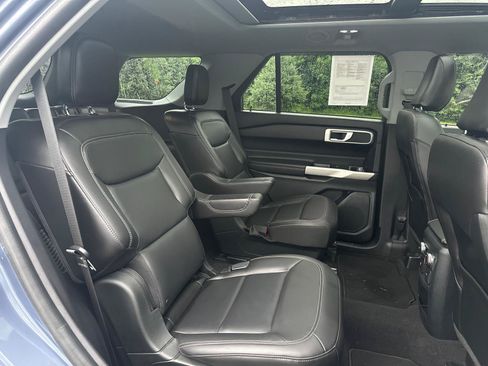 Used 2021 Ford Explorer XLT w/ Equipment Group 202A AWD/4WD image 18