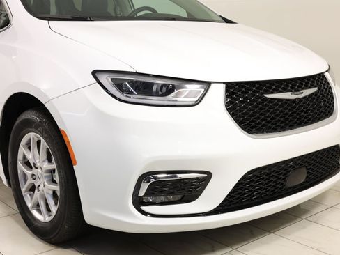 Used 2024 Chrysler Pacifica Touring-L FWD image 38