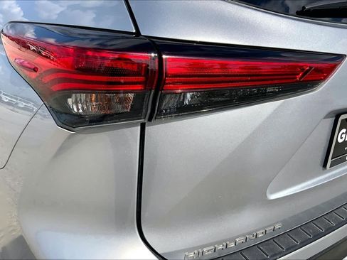 Used 2022 Toyota Highlander XSE AWD/4WD image 28
