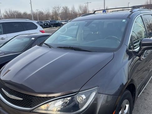 Used 2017 Chrysler Pacifica Touring-L Plus image 2