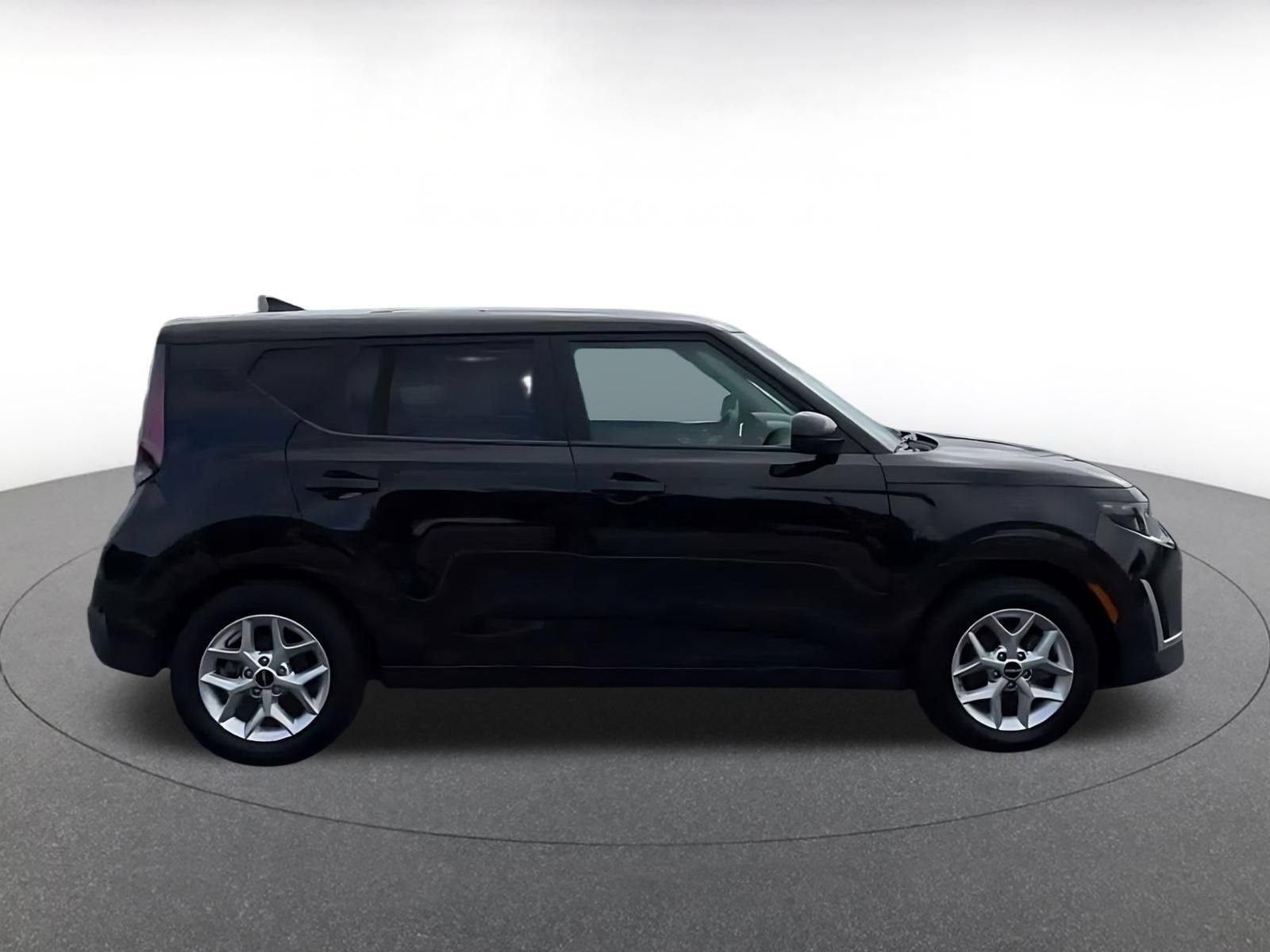 Used 2025 Kia Soul LX w/ LX Technology Package FWD image 15