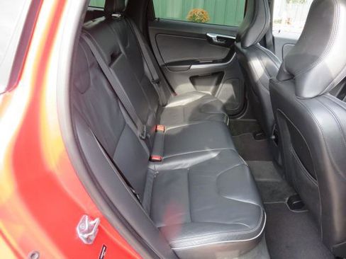 Used 2015 Volvo XC60 T6 R-Design image 29