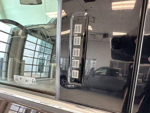 Used 2019 Ford F150 Platinum w/ Equipment Group 701A Luxury AWD/4WD image 9