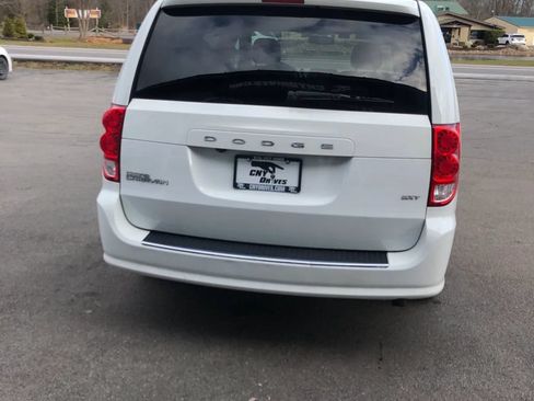 Used 2014 Dodge Grand Caravan SXT w/ UConnect Hands-Free Group FWD image 6