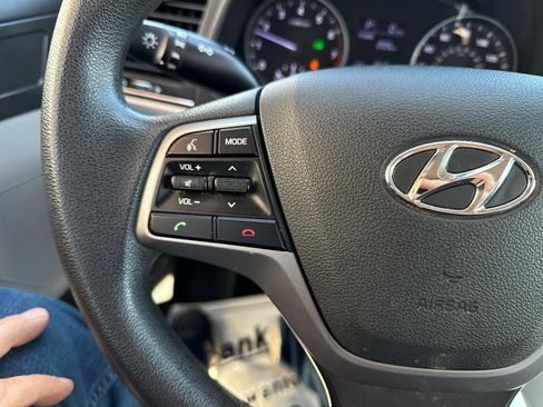Used 2017 Hyundai Elantra SE FWD image 14