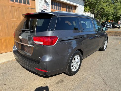 Used 2017 Kia Sedona LX w/ LX Essentials Premium Package image 4