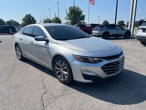 Used 2019 Chevrolet Malibu LT FWD image 2