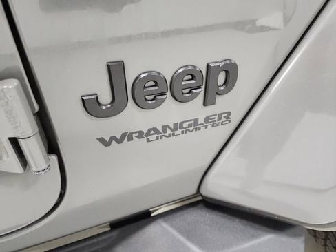 Used 2022 Jeep Wrangler Unlimited Sahara AWD/4WD image 14