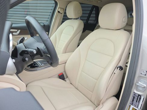 Used 2021 Mercedes-Benz GLC 300 4MATIC image 5