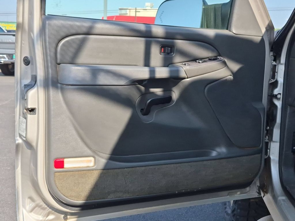Used 2004 Chevrolet Silverado 2500 LS w/ Skid Plate Package AWD/4WD image 17