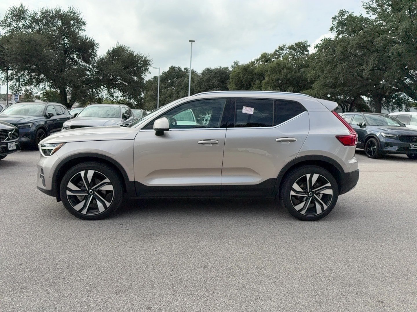 Certified 2024 Volvo XC40 B5 Plus AWD/4WD image 3