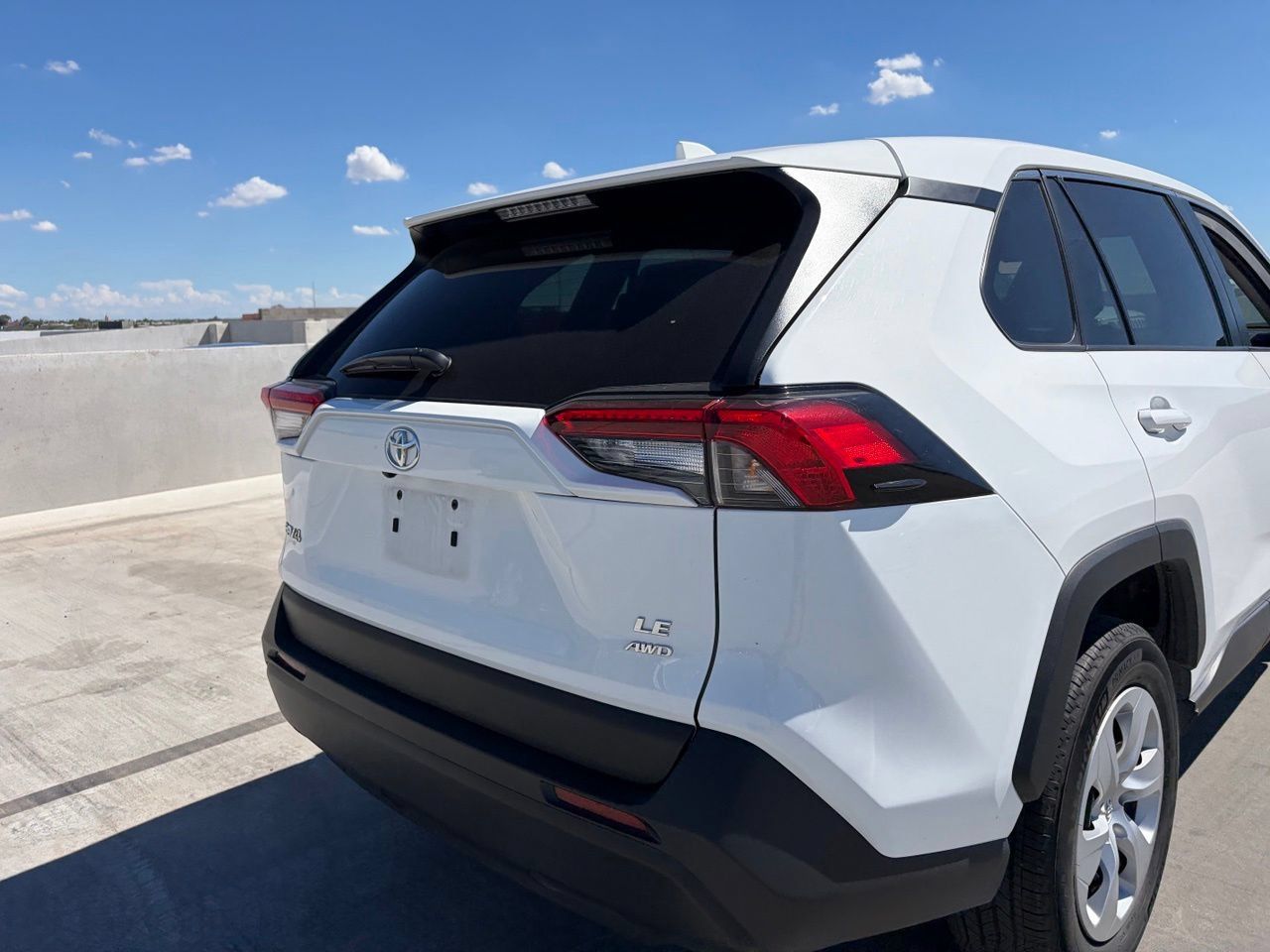 Used 2025 Toyota RAV4 LE AWD/4WD image 4
