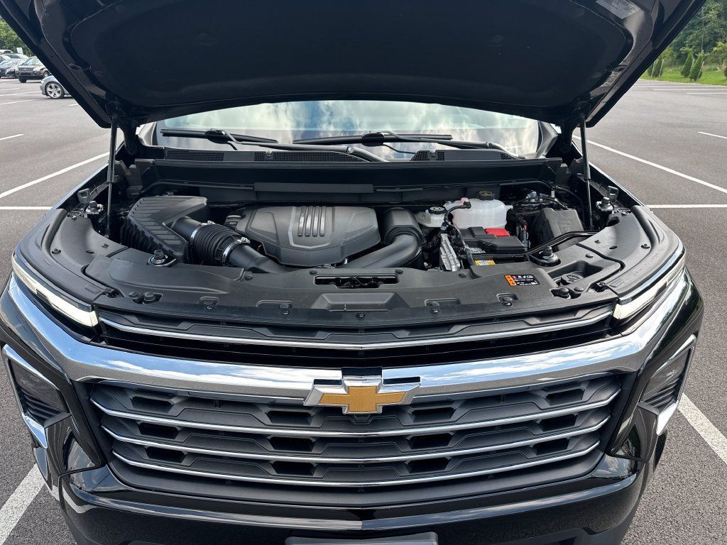Used 2025 Chevrolet Traverse LT w/ LPO, Floor Liner Package FWD image 11