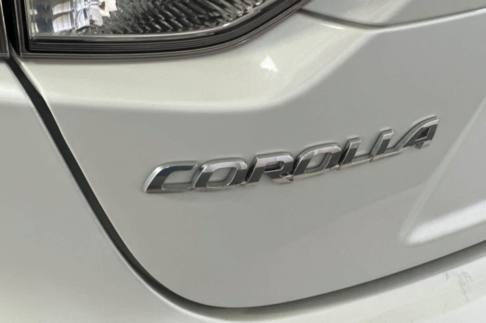 Used 2025 Toyota Corolla LE FWD image 32