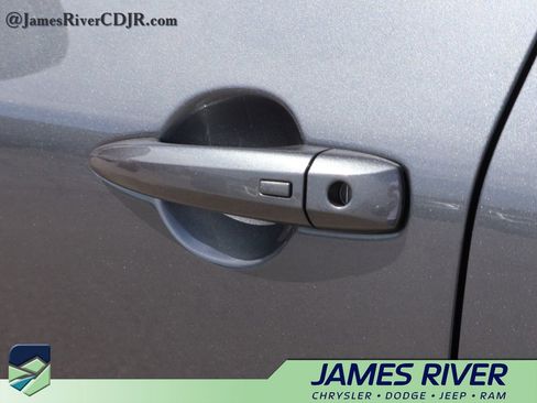 Used 2023 Nissan Rogue SV image 19