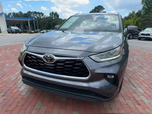 Used 2023 Toyota Highlander Limited FWD image 6