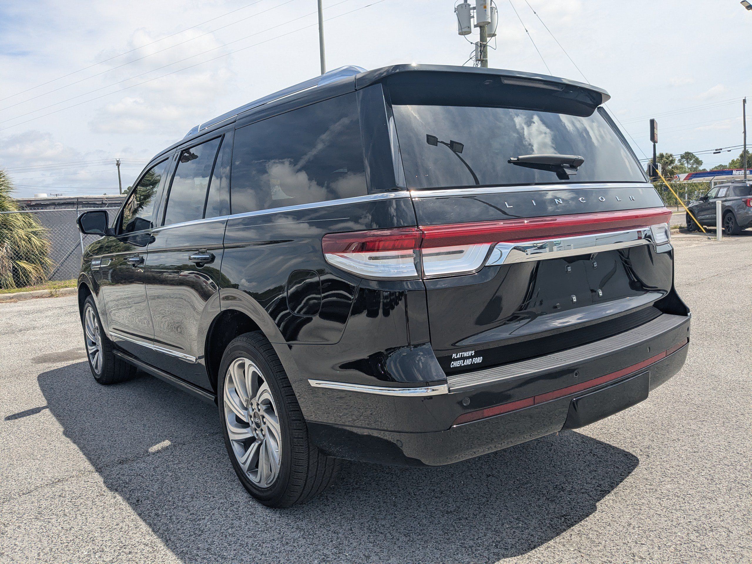 Used 2023 Lincoln Navigator Reserve AWD/4WD image 6