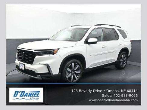 Used 2024 Honda Pilot Touring image 1