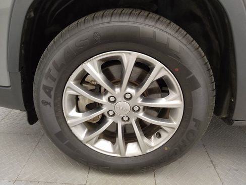 Used 2021 Jeep Cherokee Latitude Plus AWD/4WD image 31