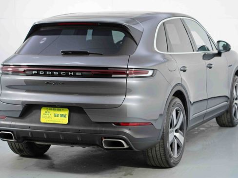Used 2024 Porsche Cayenne w/ Technology Package image 57