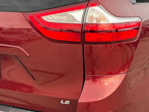 Used 2017 Toyota Sienna LE image 28