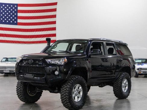 Used 2016 Toyota 4Runner SR5 image 3