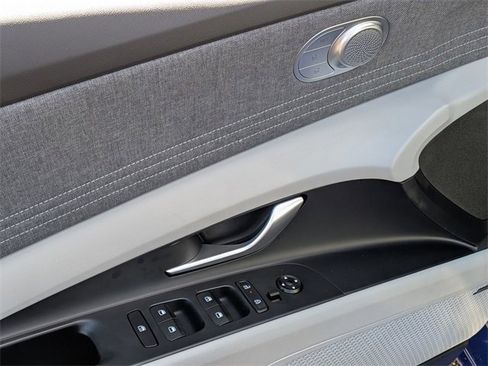 Used 2025 Hyundai Elantra Limited image 9