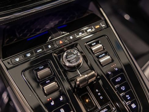 Used 2025 Aston Martin DBX 707 image 30