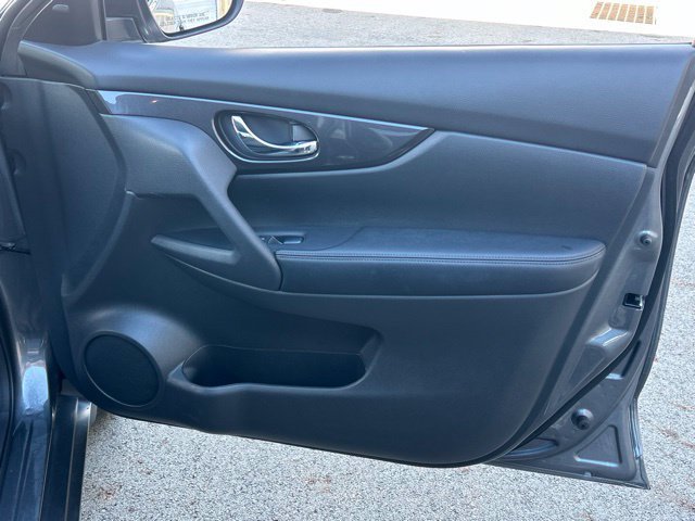 Used 2018 Nissan Rogue SV AWD/4WD image 25