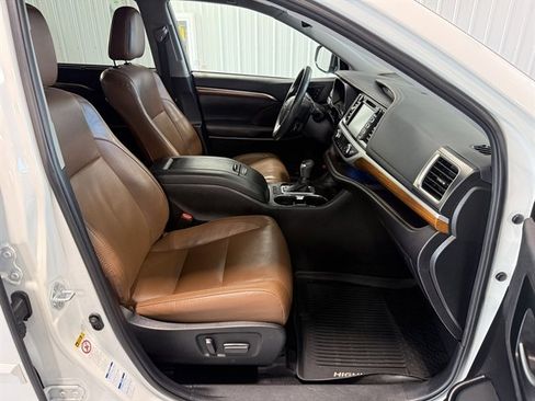 Used 2019 Toyota Highlander Limited image 30