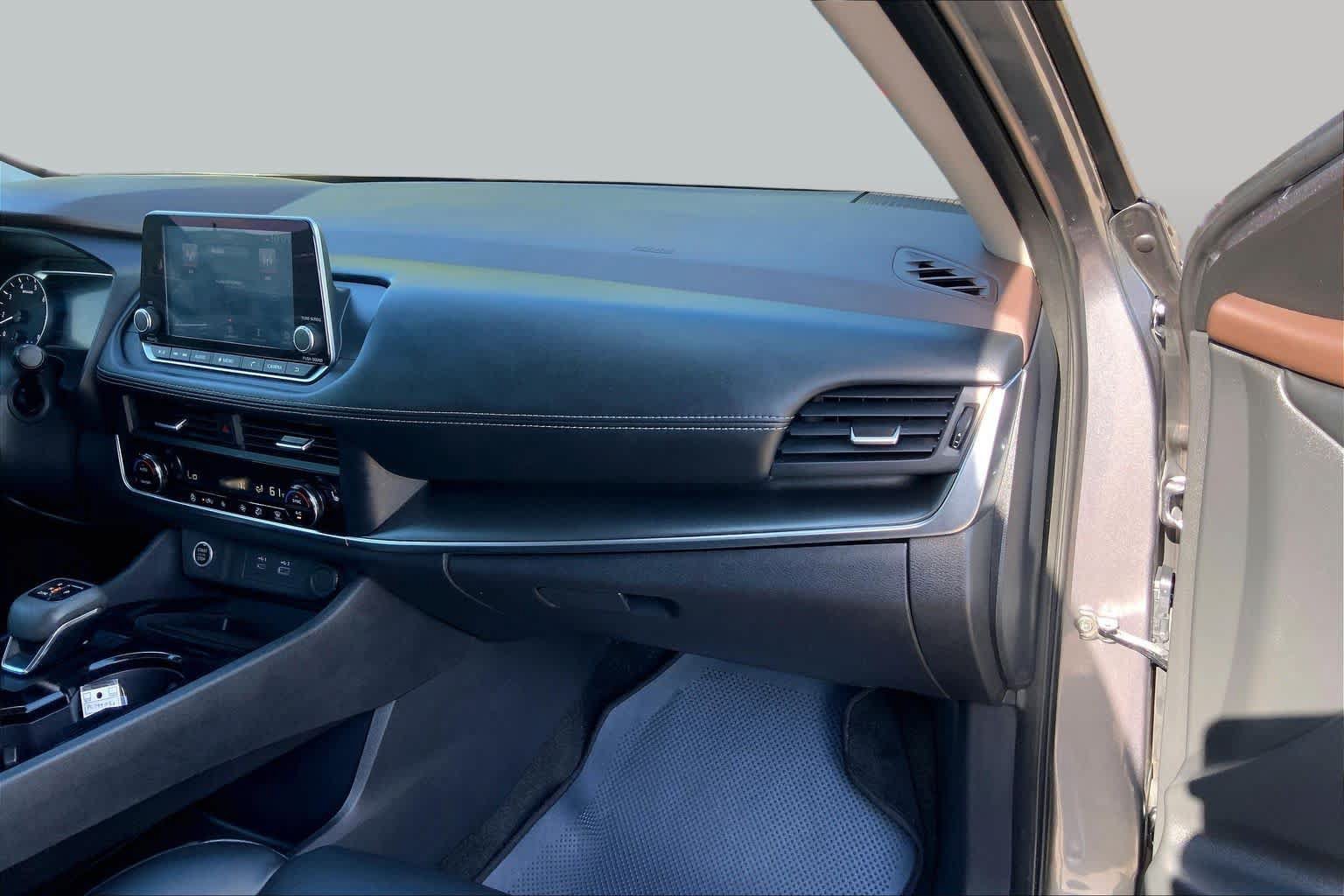 Used 2023 Nissan Rogue SV w/ SV Premium B Package FWD image 18
