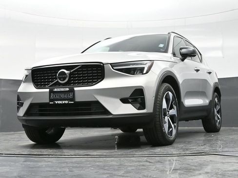 Used 2024 Volvo XC40 B5 Plus image 10