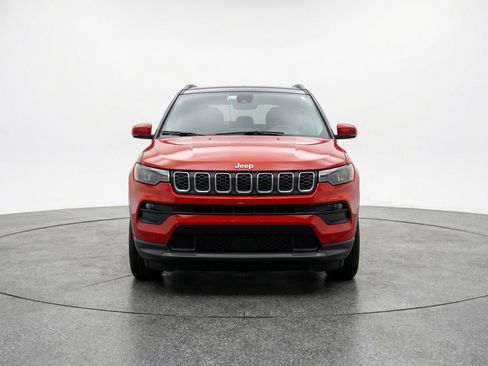 Used 2025 Jeep Compass Latitude AWD/4WD image 2