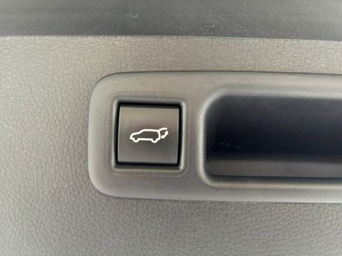 Used 2024 Toyota Highlander LE AWD/4WD image 9