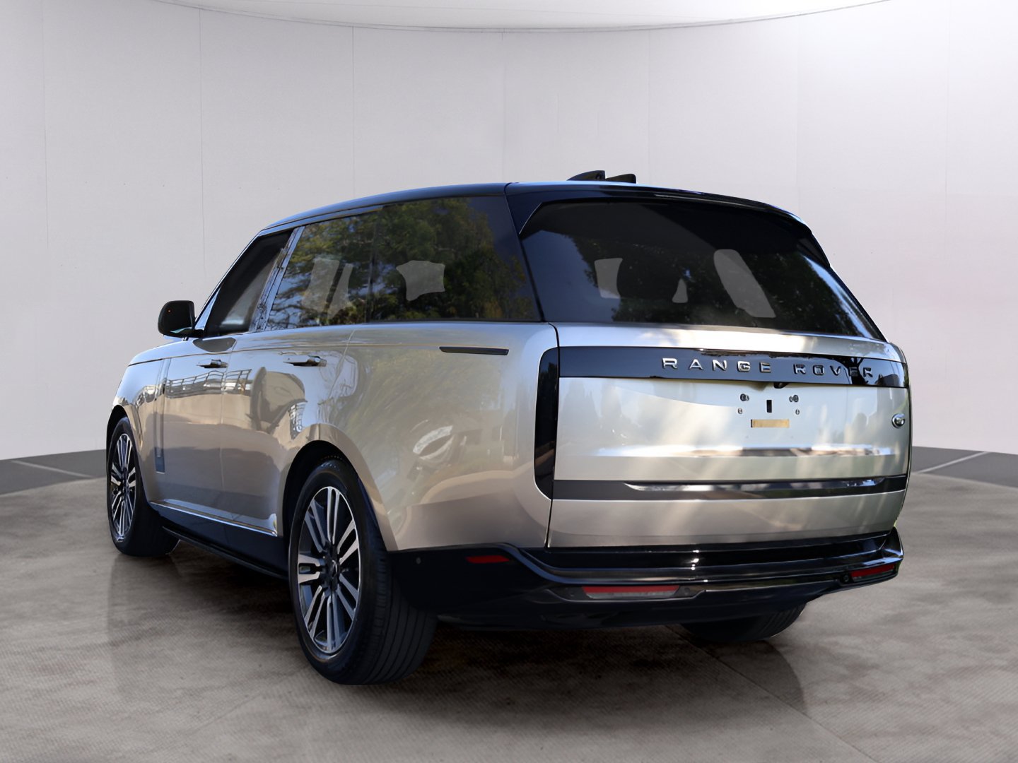 Used 2023 Land Rover Range Rover SE AWD/4WD image 2