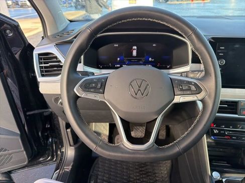 Used 2025 Volkswagen Taos SE FWD image 18