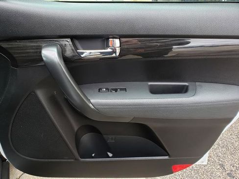 Used 2011 Kia Sorento LX w/ Convenience Pkg image 18