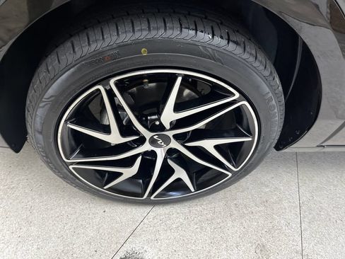 Certified 2025 Kia Niro EX Touring FWD image 9