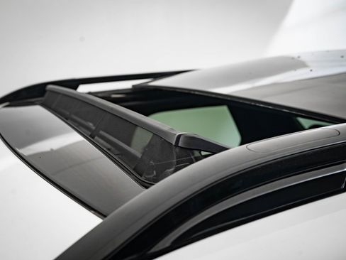 Used 2023 Land Rover Discovery S R-Dynamic image 14