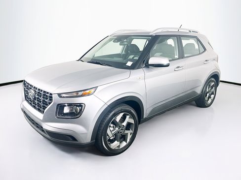 Used 2024 Hyundai Venue SEL image 3