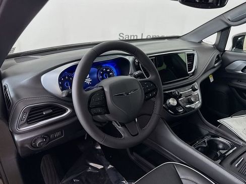 New 2026 Chrysler Pacifica Limited w/ S Appearance Package image 9