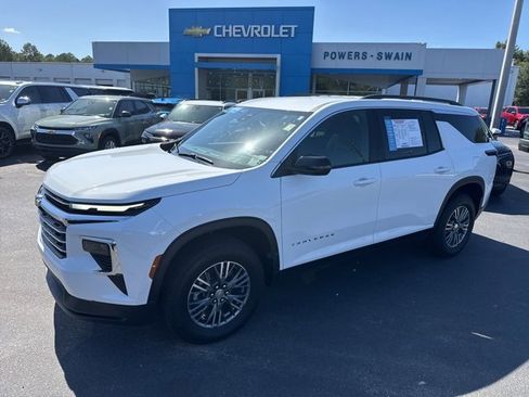 Certified 2025 Chevrolet Traverse LT image 1